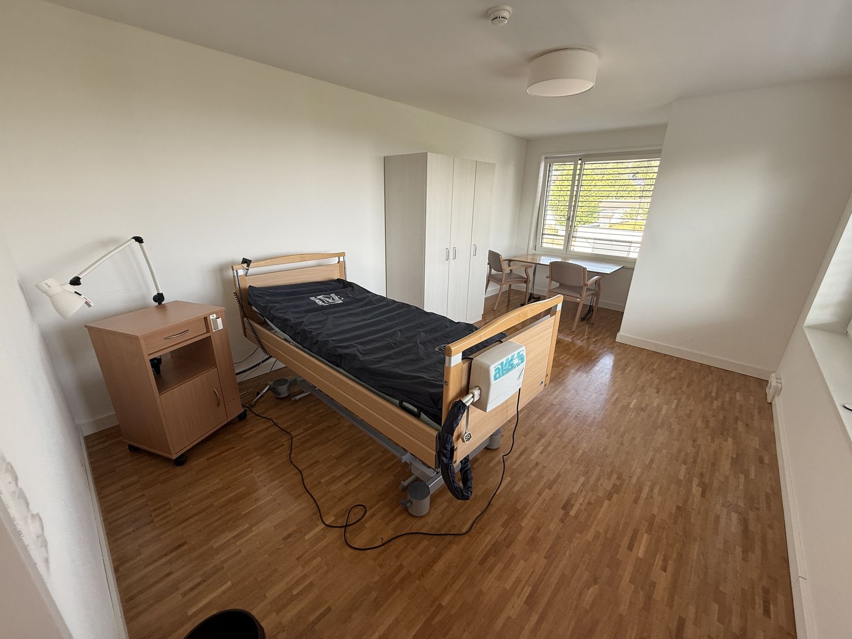 Eingerichtetes Zimmer mit Pflegebett
